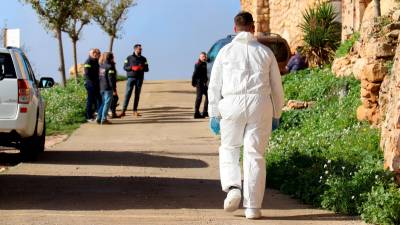 Un agente de la policía científica trabajando en la casa del presunto autor de la muerte de su pareja en la Morera de Montsant. Foto: ACN