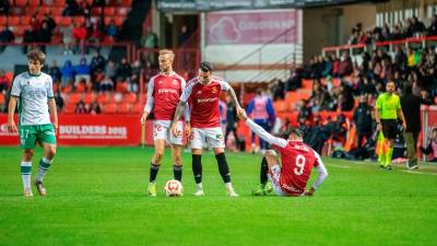 Álex López levanta a Antoñín Cortés en el duelo copero ante el Huesca. Foto: Marc Bosch