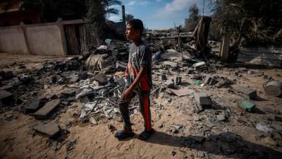 Un niño camina junto a las ruinas de un edificio destruido por Israel en Gaza, el pasado 4 de octubre. foto: EFE