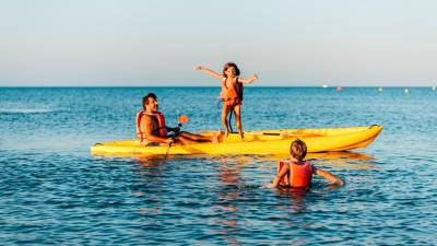 Diversión en familia a bordo de un kayak es una de las propuestas que se ofrecen. foto: nàutic parc