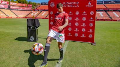 Iker Recio en su presentación como jugador del Nàstic. Foto: Àngel Ullate