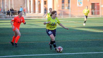 Júlia Vernet, jugadora del Riudoms, conduce un balón controlado. Foto: Alba Mariné