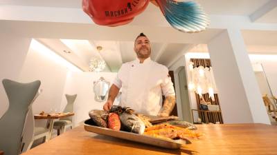 El chef del Restaurante Macarrilla de Cambrils, Xavier Martí, cree que las trabas a la pesca de arrastre tendrán repercusiones para todos. Foto: Àngel Ullate