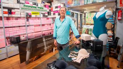 Josep Maria Juan Biosca, esta semana, en su tienda de la calle Reding. FOTO: Marc Bosch