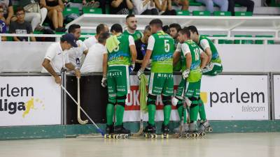 Los jugadores del Calafell se reúnen en un tiempo muerto durante un partido de la OK Liga esta temporada. foto: pere ferré