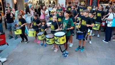 Els Nyanyos Timbalers participaron ayer en el Seguici Infantil que se estrenó por primera vez en las fiestas del Camí. foto: Alba Mariné