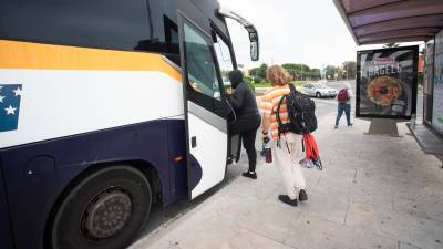 Usuarios subiendo al autobús que enlaza Altafulla con Sant Vicenç de Calders. foto: Marc Bosch