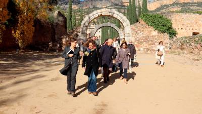 La consellera i la cap de l’Àrea de Monuments i Jaciments de l’Agència Catalana del Patrimoni Cultural, durant la visita a la Cartoixa d’Escaladei per a la inauguració de la nova proposta de museïtzació. Foto: ACN