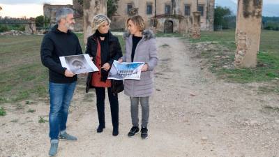 L’arquitecte Xavi Pallejà, l’alcaldessa Meritxell Roigé i la de l’EMD Lourdes Domènech. foto: j. revillas