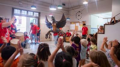La Víbria, con los niños y niñas de la Escola El Miracle. FOTO: Àngel Ullate