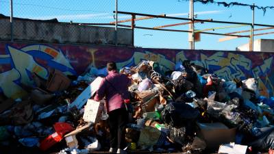 Una mujer tira la basura en el área de emergencia de L’Arboç durante la segunda alerta por emergencia sanitaria. Foto: ACN