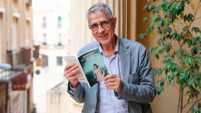 Ramon Gomis, amb el seu darrer llibre, al balcó del primer pis del Centre de Lectura. Foto: Alba Mariné