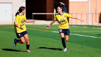 Dos jugadoras del CD Riudoms, en Tercera RFEF, celebran un gol esta temporada. Foto; Alba Mariné