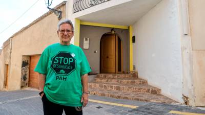 Maribel muestra su certificado de vulnerabilidad. Foto: Alba Mariné