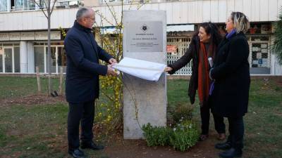 L’alcalde de Reus, Carles Pellicer, la degana de l’ICAReus, Encarna Orduna Pardo, i la representant de la Comissió del torn d’ofici, Cristina Santos, aquest dimecres 25 de gener, tot descobrint la placa. Foto: Alba Mariné