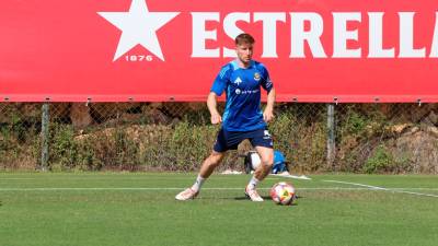 Pol Domingo, que cumple este lunes 25 años, en un entrenamiento en el Anexo.