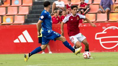 Mario Rodríguez conduce la pelota en el Nou Estadi Costa Daurada. Foto: Nàstic