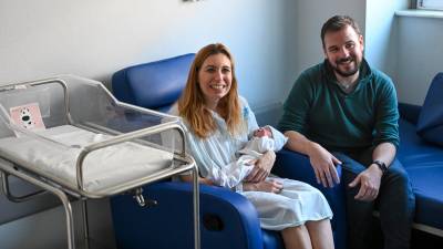 Lucía, la primera madrileña de 2025, en brazos de su madre en el Hospital Universitario de Torrejón de Ardoz (Madrid), este miércoles. Foto: EFE/Fernando Villar