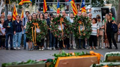 Una representació d’Òmnium Cultural, amb el seu president, Xavier Antich, al capdavant, fent l’ofrena floral al monument a Rafael Casanova de Barcelona. Foto: ACN