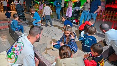 Nens i nenes fent d’arqueòlegs, descobrint restes de fauna prehistòrica. Foto: Alfredo gonzález