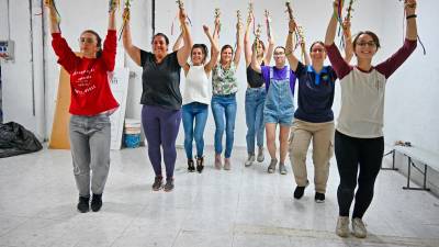 Las integrantes del Ball de Prims ensayan en el nuevo local de la entidad. FOTO: alfredo gonzález