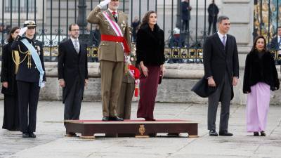 El rey Felipe VI, en el centro, junto a la reina Letizia, y el presidente del Gobierno, Pedro Sánchez, al inicio del acto castrense de la Pascua Militar, el pasado lunes en la Plaza de la Armería, frente al Palacio Real en Madrid. FOTO: EFE