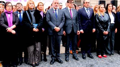 Las autoridades durante el minuto de silencio por el 25-N. Foto: ACN