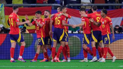 Los jugadores españoles celebran el tanto conseguido frente a Italia que les daría el triunfo y el pase a octavos. foto: efe