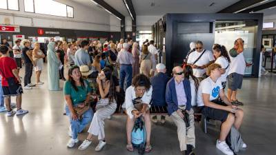 Imagen de las colas en la estación de autobuses de Tarragona. Foto: Àngel Ullate