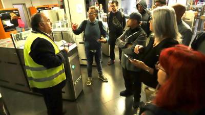 Usuarios en la estación de Sant Vicenç de Calders. Foto: Marc Bosch