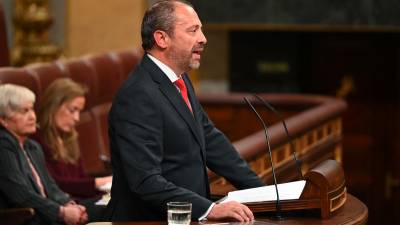 El diputado del Partido Popular José Virgilio Menéndez durante su intervención en el pleno del Congreso que debate y vota, este martes, una moción consecuencia de interpelación del PP que pide depurar responsabilidades políticas por el caso Koldo y encargar a la AIReF una auditoría sobre los contratos firmados con la presunta trama corrupta. Foto: EFE