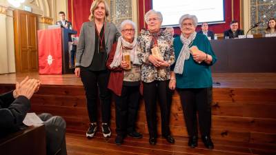 Magdalena Vicens, Rita Ortiz i Angelina Pastor, del Gremi de Marejants, recibieron un premio por su trayectoria. Foto: Marc Bosch