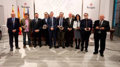 Los premiados posaron conjuntamente en el salón de plenos del Ayuntamiento. foto: àngel ullate