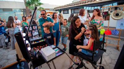 Las paradas de pinturas faciales y maquillaje son un clásico en el Nomad Festival durante cada año de certamen. Foto: Marc Bosch