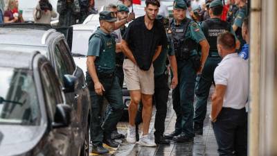 El futbolista Rafa Mir (c) llegóa escoltado por la Guardia Civil al juzgado n. 8 de Llíria (Valencia) tras pasar dos días en el calabozo. Foto: EFE/Kai Försterling