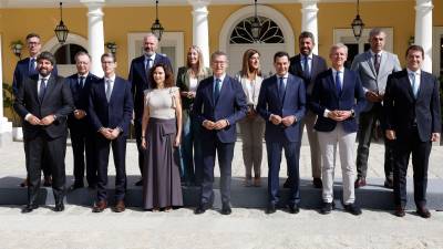 El líder del PP, Alberto Núñez Feijóo, posa para una foto de familia con los presidentes autonómicos de su partido, este viernes. FOTO: EFE