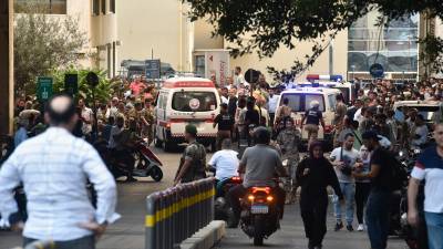 Una ambulancia llega al Centro Médico de la Universidad Americana de Beirut (AUBMC) este martes. Al menos ocho personas murieron este martes y más de 2.800 resultaron heridas, unas 200 de ellas de gravedad, por la explosión en cadena de buscapersonas o mensáfonos que estaban en manos de miembros del grupo chií libanés Hizbulá en varios puntos del Líbano, informó el Ministerio de Salud Pública. Foto: EFE