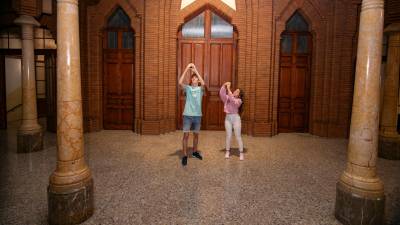 Alba y Daniel, dos alumnos del colegio en el hall de entrada del edificio modernista. Foto: Àngel Ullate