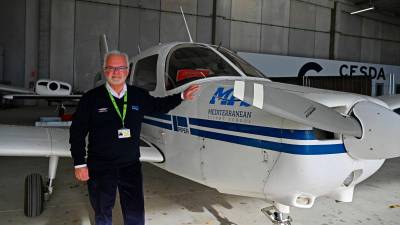 Enric Morralla, presidente del Aeroclub de Reus, junto a una aeronave que la entidad adquirió hace un par de años. FOTO: Alfredo González