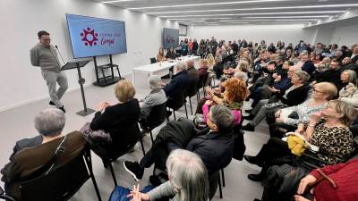 L’auditori del nou Centre Cívic Gregal ple de gent durant la inauguració d’ahir a la tarda. FOTO: Alfredo González