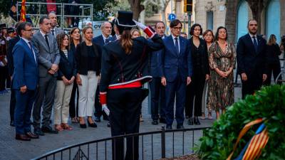 El Govern de la Generalitat, amb el president Salvador Illa al capdavant, fent l’ofrena floral al monument a Rafael Casanova de Barcelona. Foto: ACN