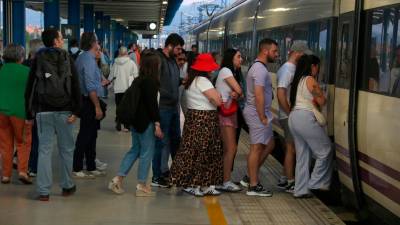 Usuarios en la estación del Camp de Tarragona. Foto: ACN