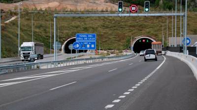 Dos vehículos y dos camiones circulando por el túnel de coll de Lilla. Foto: ACN