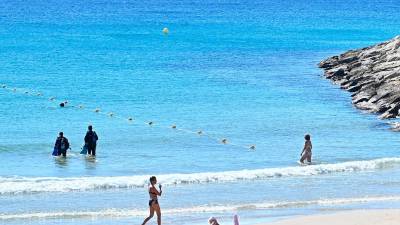 Las boyas ubicadas en el playa del Miracle, en el espigón junto al Port Esportiu, ayer. Foto: Alfredo