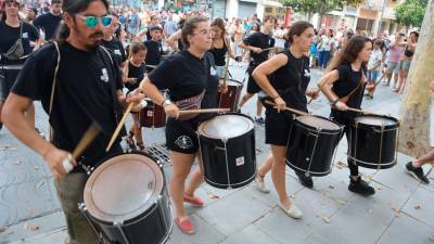 La gente abrió paso a las bandas musicales. Foto: Alba Mariné