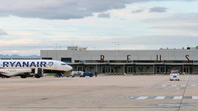 Un avión de Ryanair en el interior de las instalaciones del Aeropuerto de Reus. Foto: Alfredo González