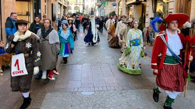 La dansa, recorrent els carrers del centre de la ciutat aquest migdia. Foto: Alfredo González