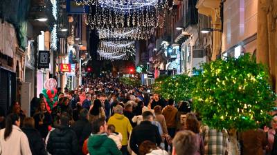 Desenes de persones caminen pel Carrer Llovera al Nadal de 2023. FOTO: Alfredo González