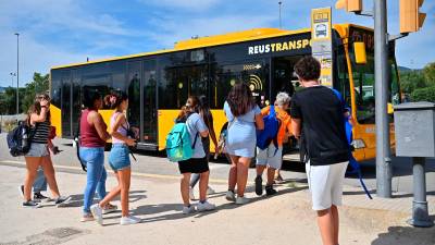 Una quincena de alumnos del Institut Domènech i Montaner cogieron, ayer, el bus urbano. FOTO: Alfredo González