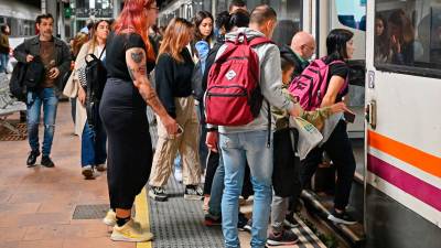 Usuarios subiedo al tren en la estación de Reus. Foto: Alfredo González